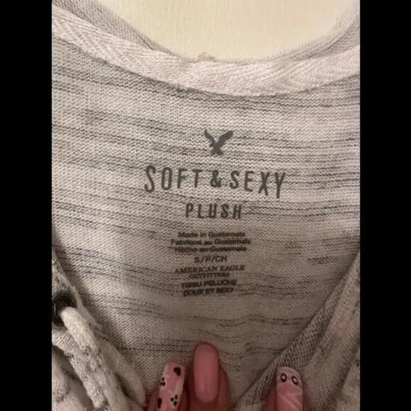 Effortlessly Chic: American Eagle's Soft and Sultry Long Sleeve Shirt - Picture 2 of 3